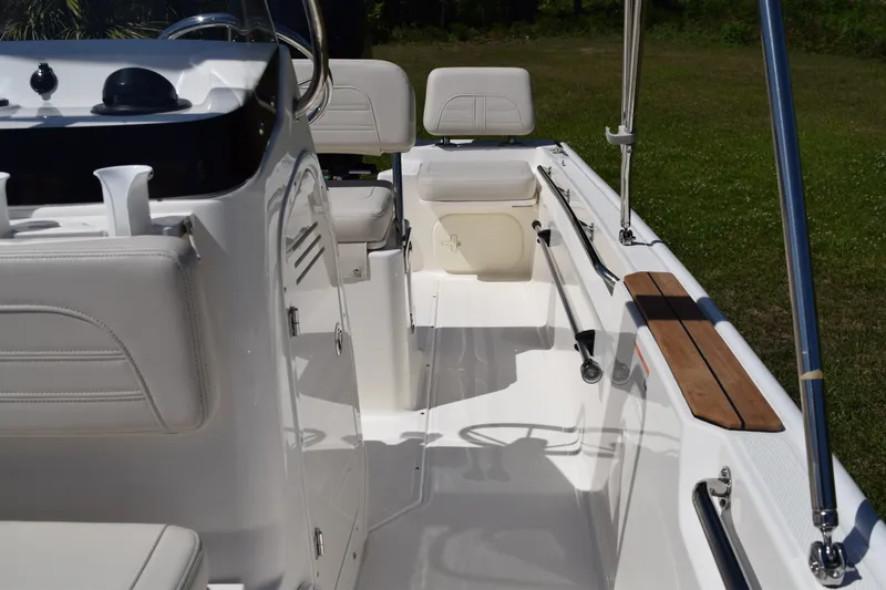 Slide: The Image of Boston Whaler 170 Montauk 2026 - 11