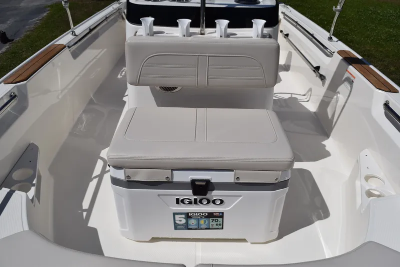 Slide: The Image of Boston Whaler 170 Montauk 2026 - 13