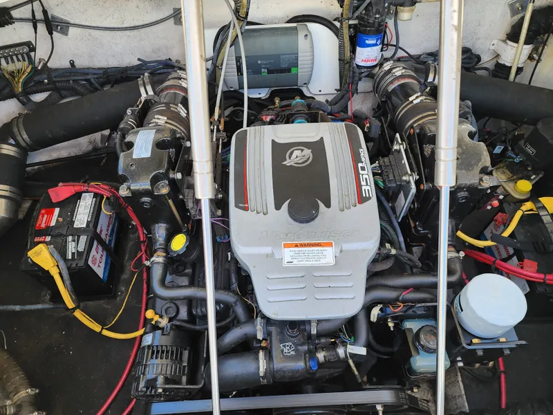 Slide: The Image of Crownline Boats 240LS 2009 - 18