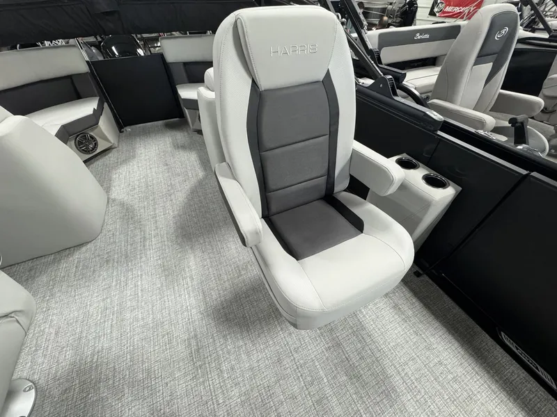 Slide: The Image of Harris 230 Cruiser 2025 - 16