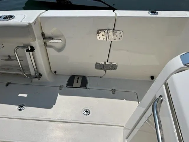 Slide: The Image of Boston Whaler 420 OUTRAGE 2021 - 15