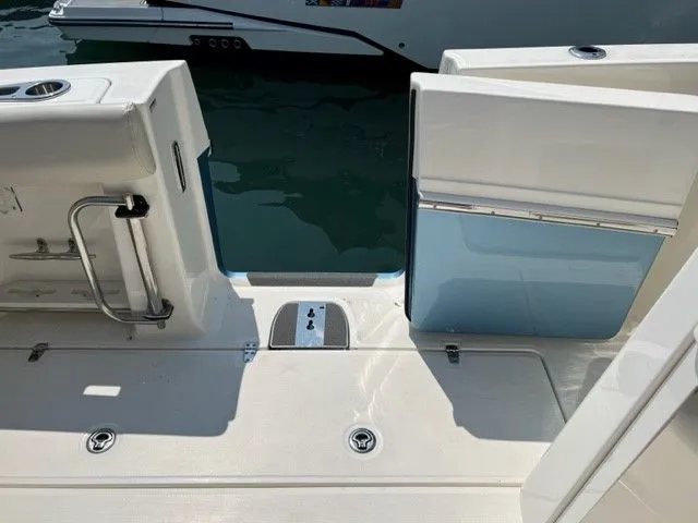 Slide: The Image of Boston Whaler 420 OUTRAGE 2021 - 16