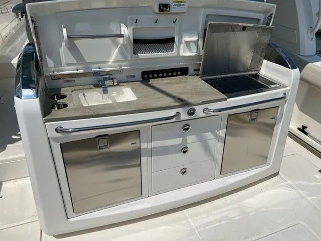 Slide: The Image of Boston Whaler 420 OUTRAGE 2021 - 18