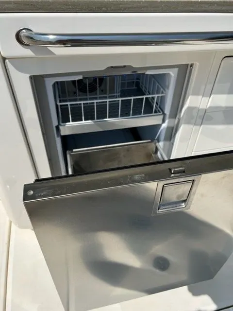 Slide: The Image of Boston Whaler 420 OUTRAGE 2021 - 19