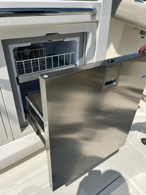 Slide: The Image of Boston Whaler 420 OUTRAGE 2021 - 20