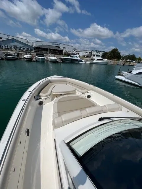 Slide: The Image of Boston Whaler 420 OUTRAGE 2021 - 23
