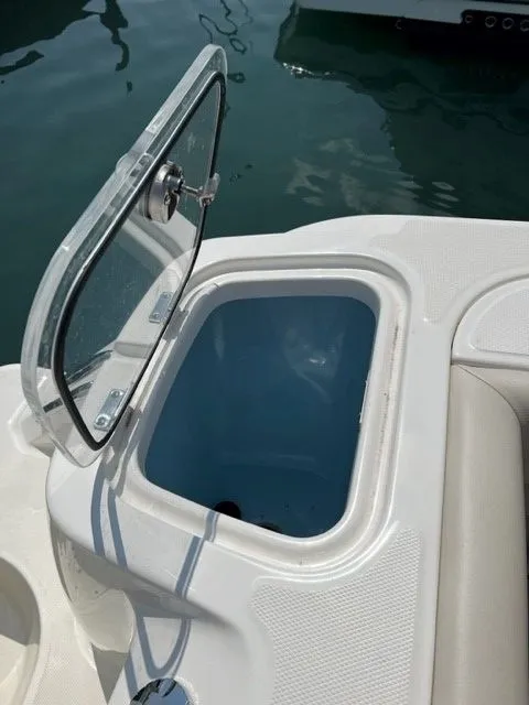 Slide: The Image of Boston Whaler 420 OUTRAGE 2021 - 25