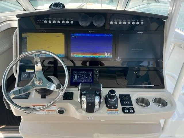 Slide: The Image of Boston Whaler 420 OUTRAGE 2021 - 31