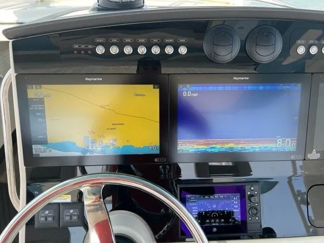 Slide: The Image of Boston Whaler 420 OUTRAGE 2021 - 32