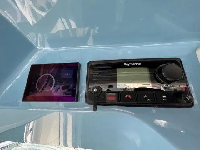 Slide: The Image of Boston Whaler 420 OUTRAGE 2021 - 34