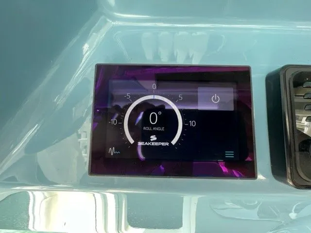 Slide: The Image of Boston Whaler 420 OUTRAGE 2021 - 35