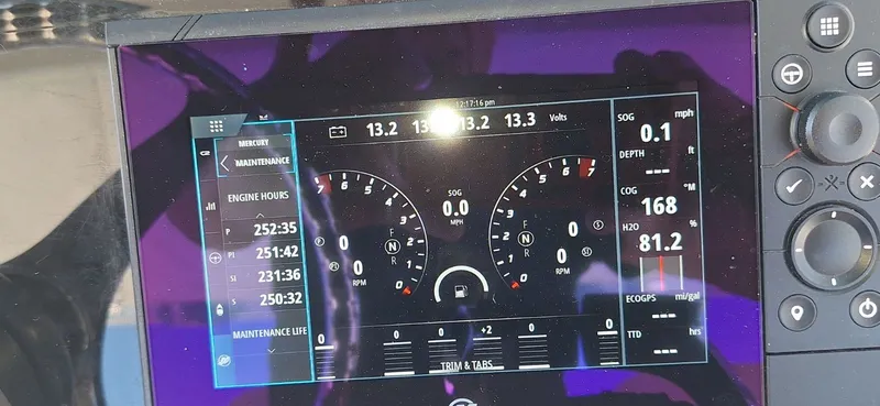 Slide: The Image of Boston Whaler 420 OUTRAGE 2021 - 37