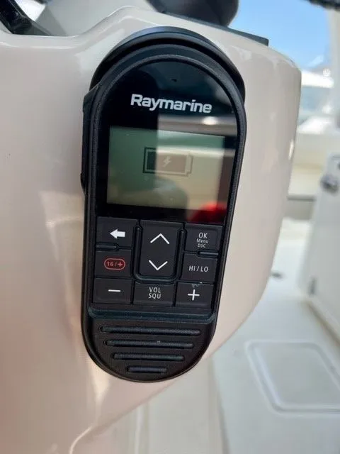 Slide: The Image of Boston Whaler 420 OUTRAGE 2021 - 38