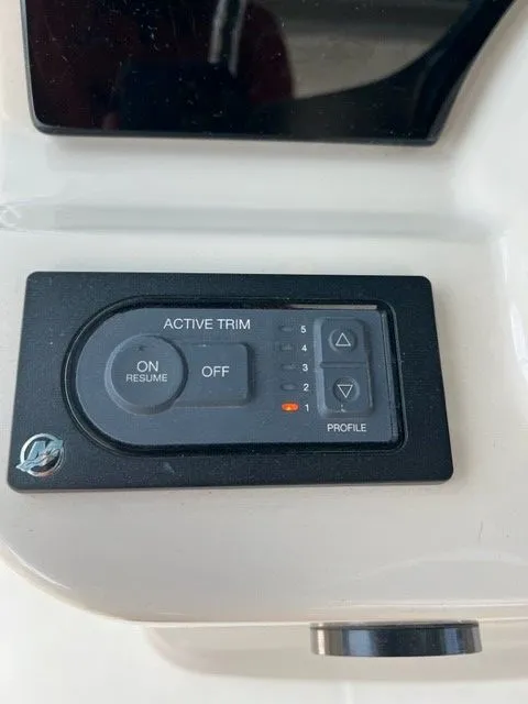 Slide: The Image of Boston Whaler 420 OUTRAGE 2021 - 39