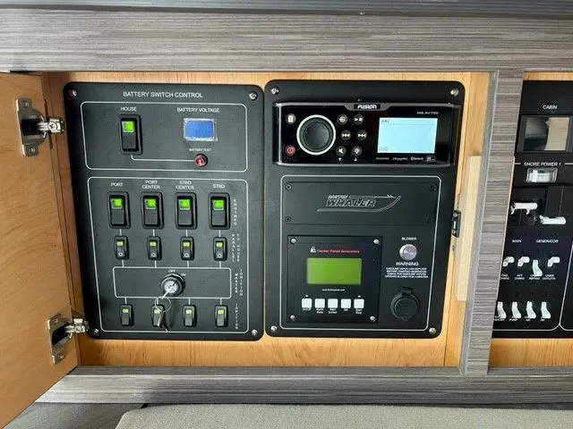 Slide: The Image of Boston Whaler 420 OUTRAGE 2021 - 43