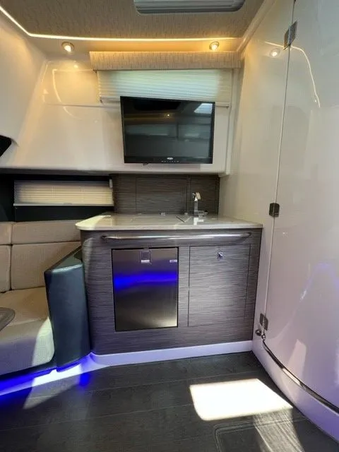 Slide: The Image of Boston Whaler 420 OUTRAGE 2021 - 45