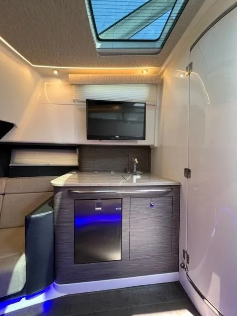 Slide: The Image of Boston Whaler 420 OUTRAGE 2021 - 46