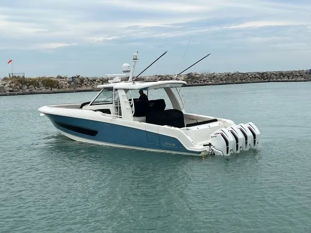 Slide: The Image of Boston Whaler 420 OUTRAGE 2021 - 5