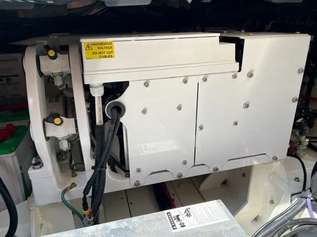 Slide: The Image of Boston Whaler 420 OUTRAGE 2021 - 52