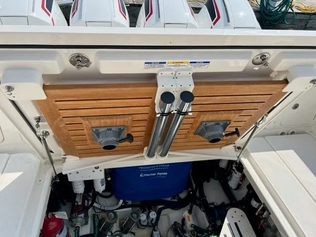 Slide: The Image of Boston Whaler 420 OUTRAGE 2021 - 56