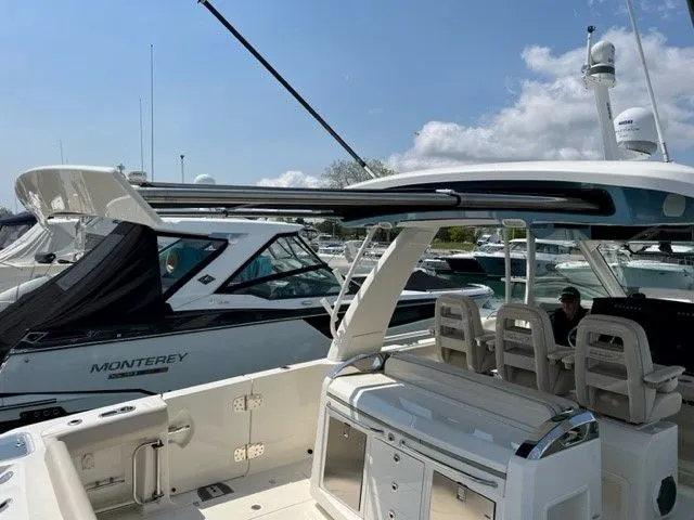 Slide: The Image of Boston Whaler 420 OUTRAGE 2021 - 8