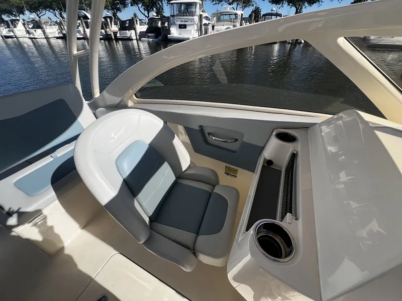 Slide: The Image of Scout 240 Dorado 2025 - 14