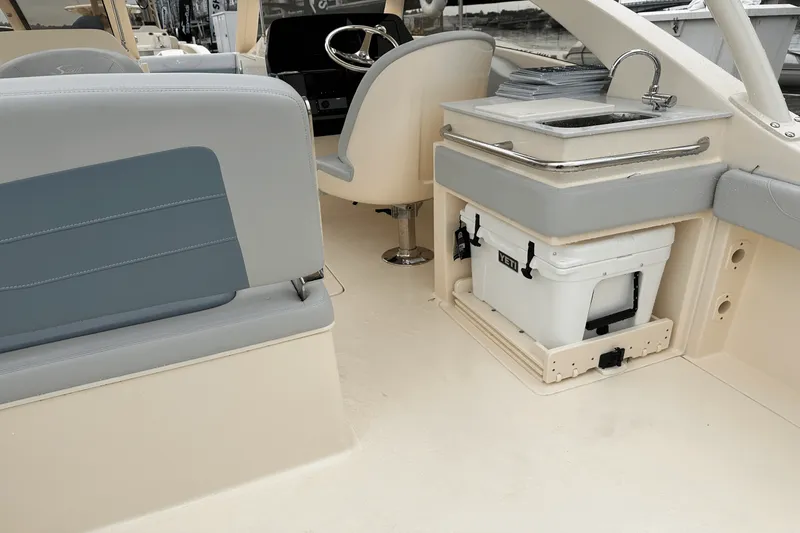 Slide: The Image of Scout 240 Dorado 2025 - 7