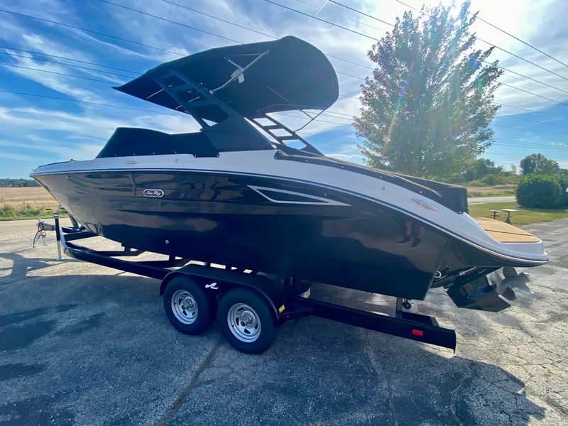 Slide: The Image of Sea Ray SDX 270 2025 - 2