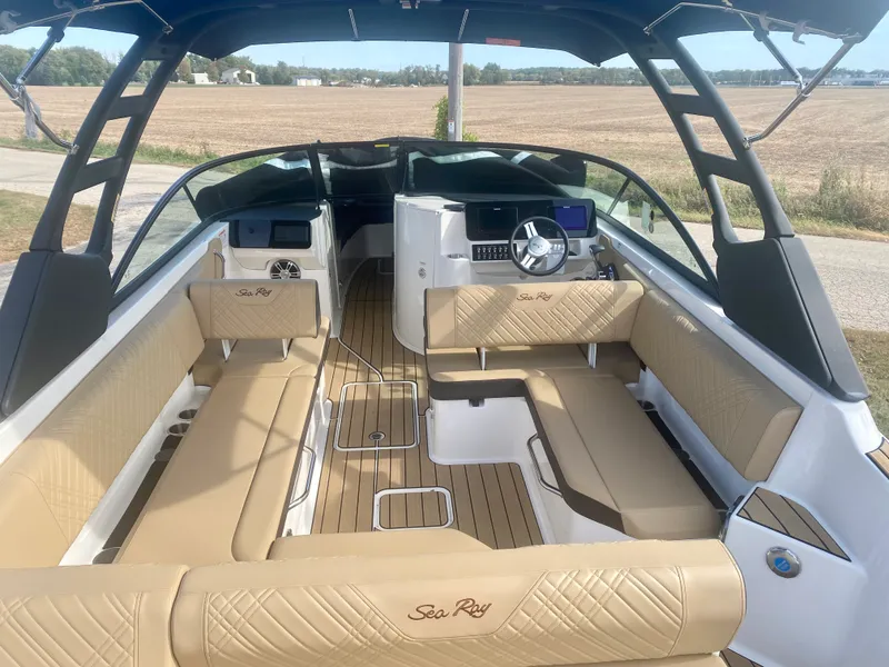 Slide: The Image of Sea Ray SDX 270 2025 - 3