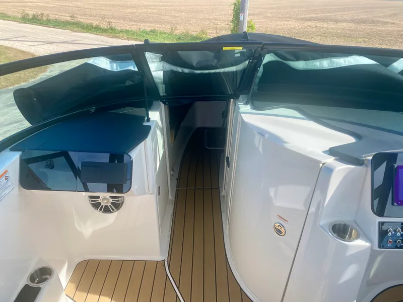 Slide: The Image of Sea Ray SDX 270 2025 - 4