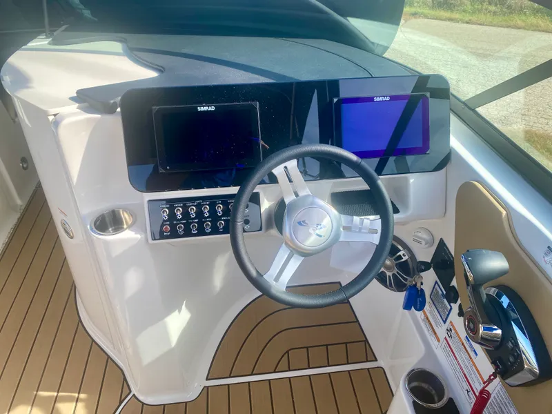 Slide: The Image of Sea Ray SDX 270 2025 - 5