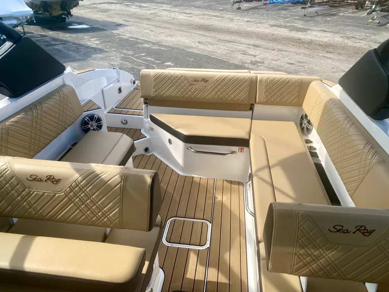 Slide: The Image of Sea Ray SDX 270 2025 - 6