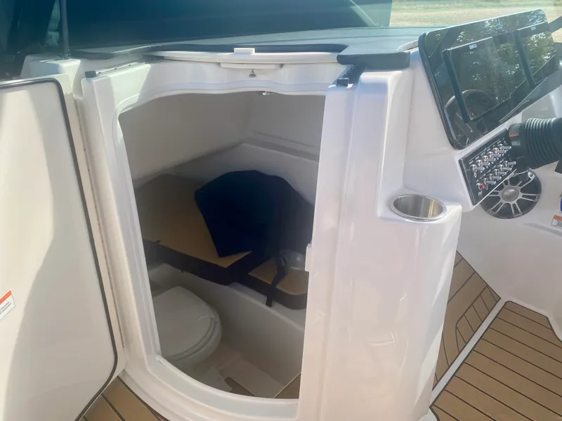 Slide: The Image of Sea Ray SDX 270 2025 - 8