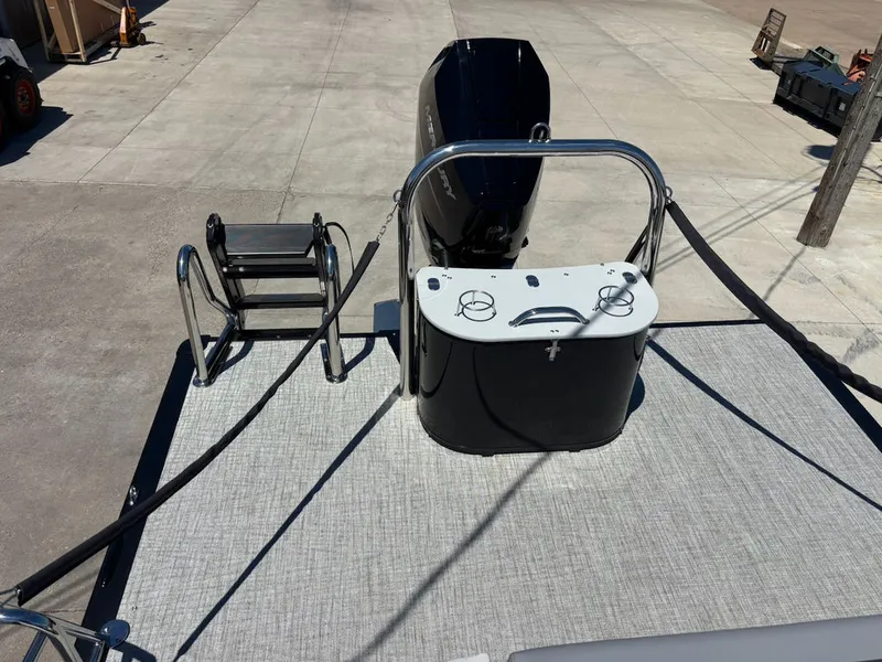 Slide: The Image of Avalon Excalibur LTD Flex Lounge Windshield 25 FT 2026 - 6