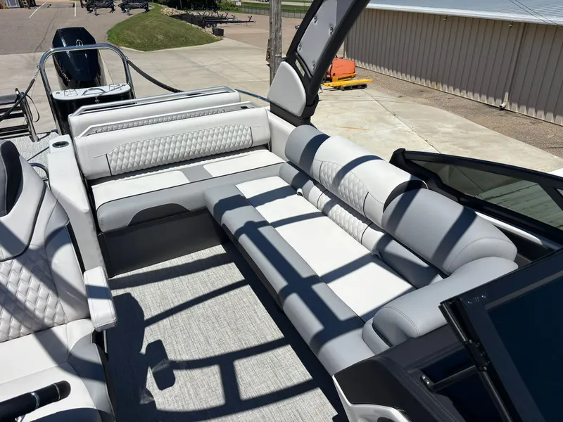 Slide: The Image of Avalon Excalibur LTD Flex Lounge Windshield 25 FT 2026 - 14