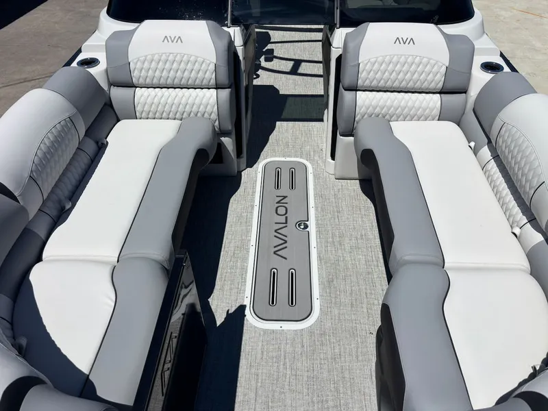 Slide: The Image of Avalon Excalibur LTD Flex Lounge Windshield 25 FT 2026 - 15