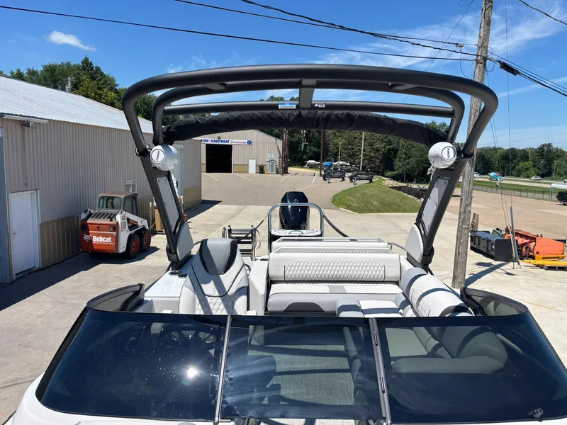 Slide: The Image of Avalon Excalibur LTD Flex Lounge Windshield 25 FT 2026 - 16