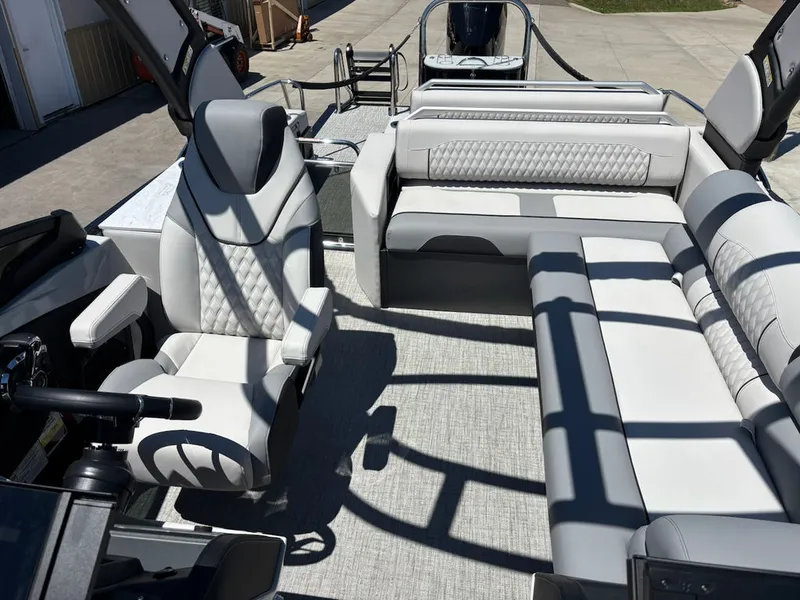 Slide: The Image of Avalon Excalibur LTD Flex Lounge Windshield 25 FT 2026 - 13