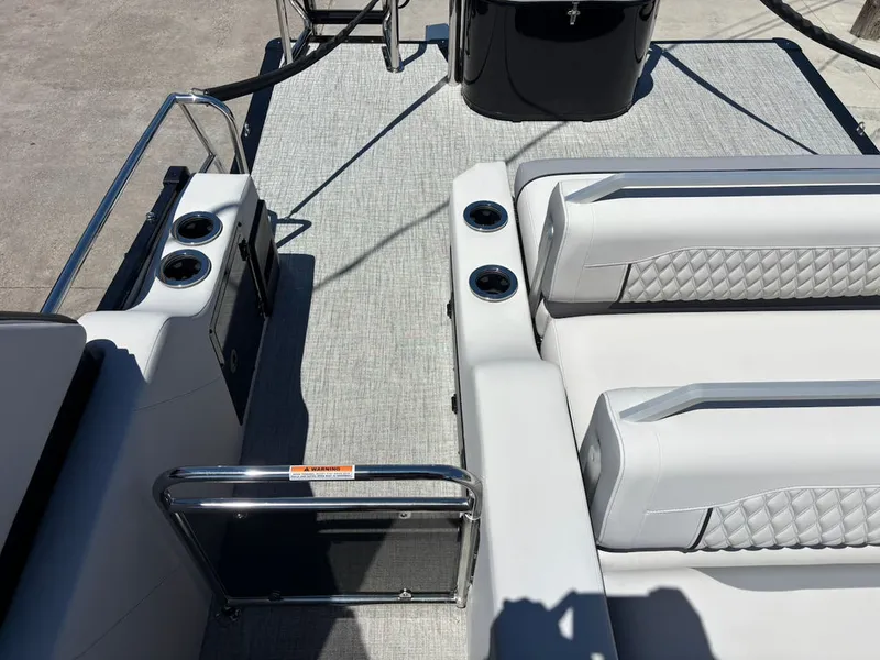 Slide: The Image of Avalon Excalibur LTD Flex Lounge Windshield 25 FT 2026 - 8