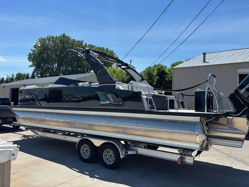 Slide: The Image of Avalon Excalibur LTD Flex Lounge Windshield 25 FT 2026 - 3