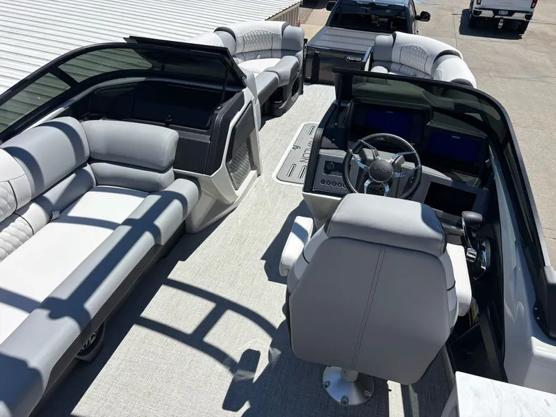 Slide: The Image of Avalon Excalibur LTD Flex Lounge Windshield 25 FT 2026 - 10