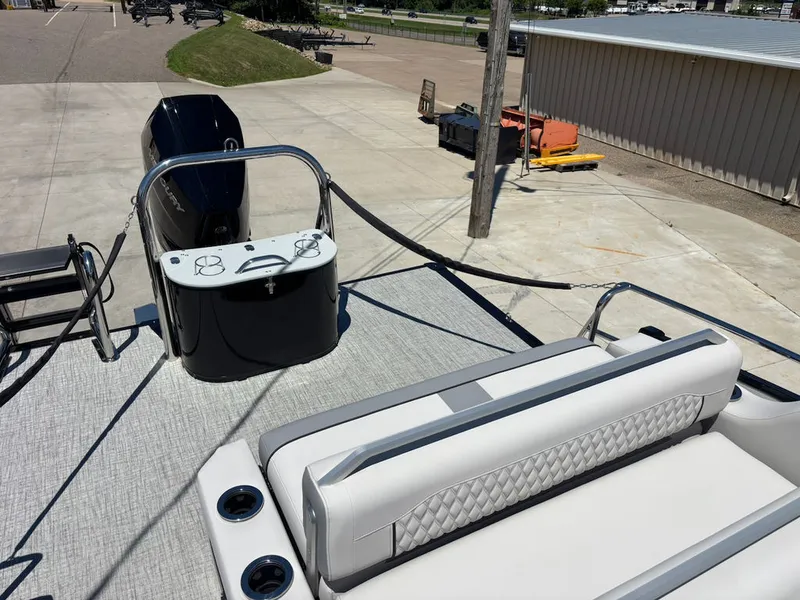 Slide: The Image of Avalon Excalibur LTD Flex Lounge Windshield 25 FT 2026 - 7