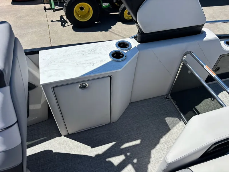 Slide: The Image of Avalon Excalibur LTD Flex Lounge Windshield 25 FT 2026 - 9