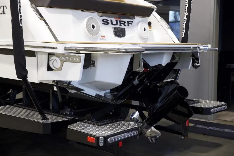 Slide: The Image of Cobalt Boats R6 SURF 2025 - 3