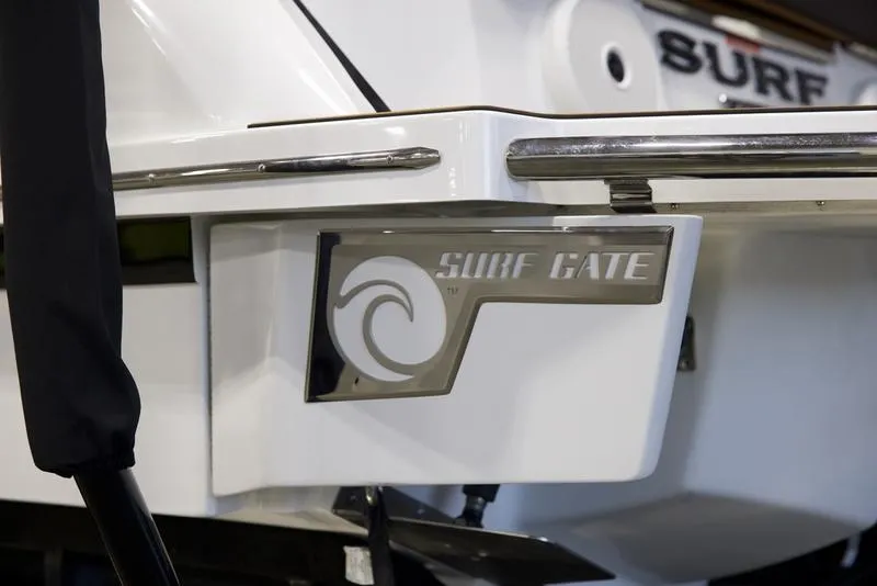 Slide: The Image of Cobalt Boats R6 SURF 2025 - 5