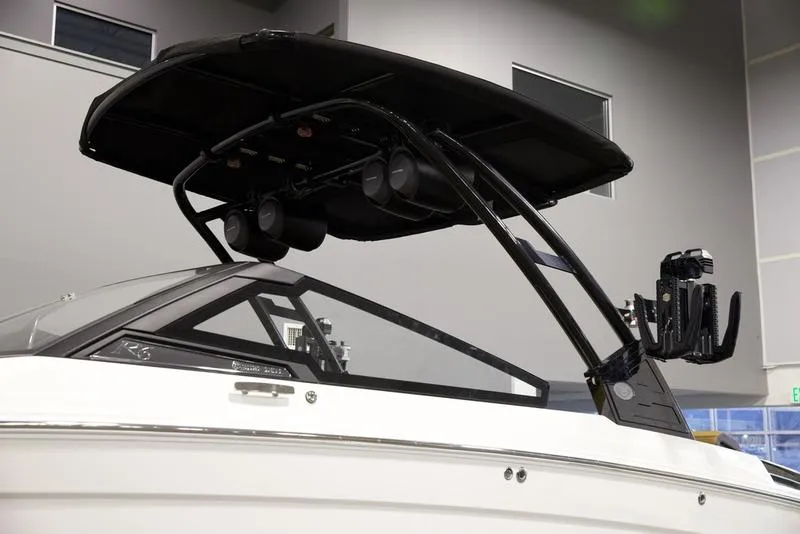 Slide: The Image of Cobalt Boats R6 SURF 2025 - 8