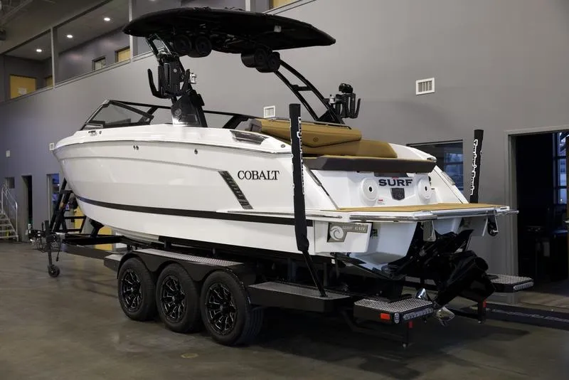 Slide: The Image of Cobalt Boats R6 SURF 2025 - 2