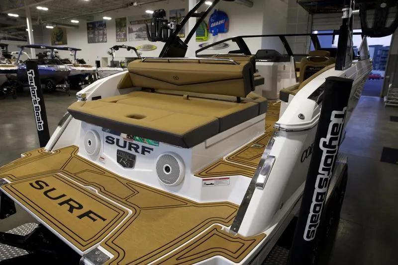Slide: The Image of Cobalt Boats R6 SURF 2025 - 13