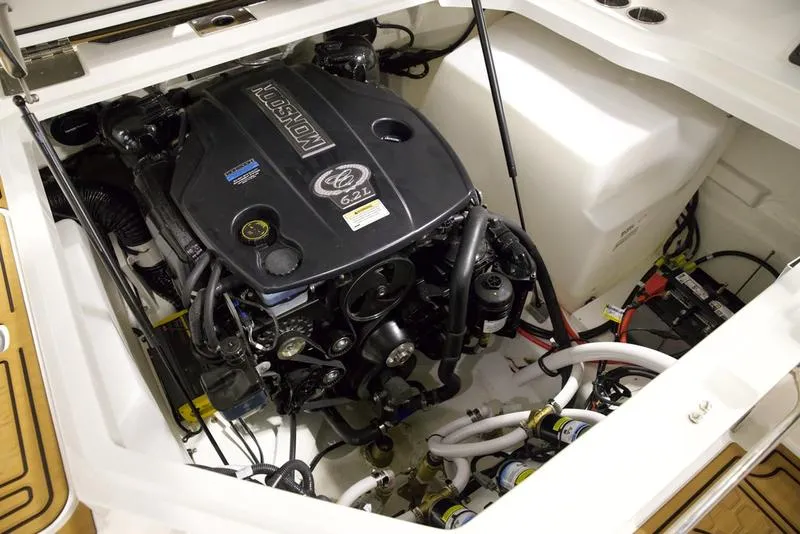 Slide: The Image of Cobalt Boats R6 SURF 2025 - 27