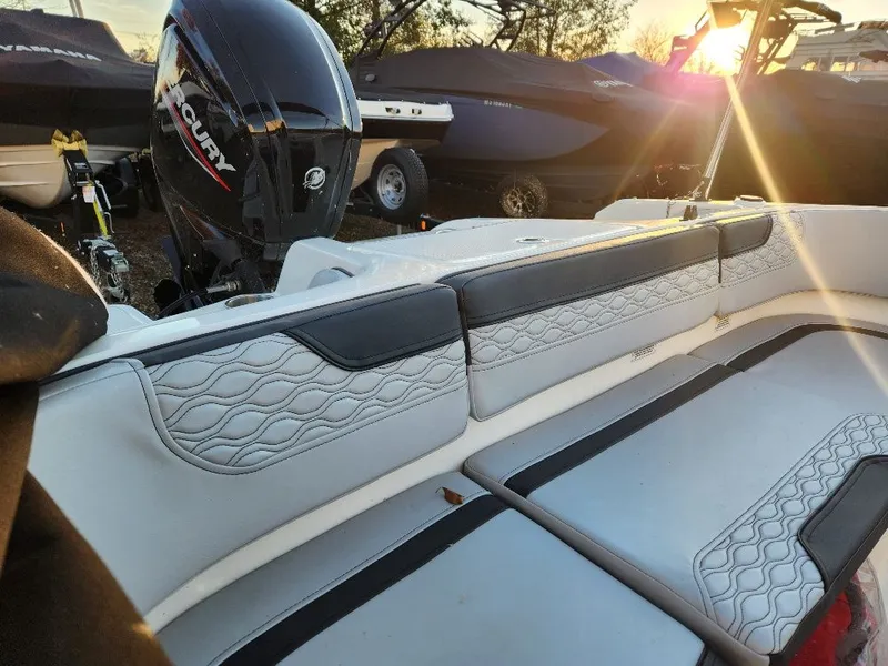 Slide: The Image of Bayliner M-17 2022 - 10